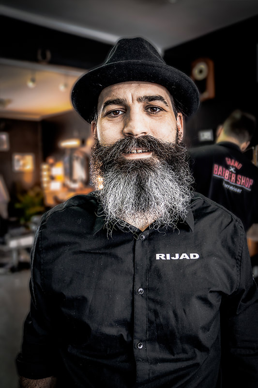 Rijad Ademi er grand barber barbershop herrefrisør i Moss Grand Barber Barbershop Herrefrisør i Moss som utfører behandling av hår, skjegg, bart og bryn i norges eldste ekte barbershop for Gentlemens rask online booking ledig time reservasjon